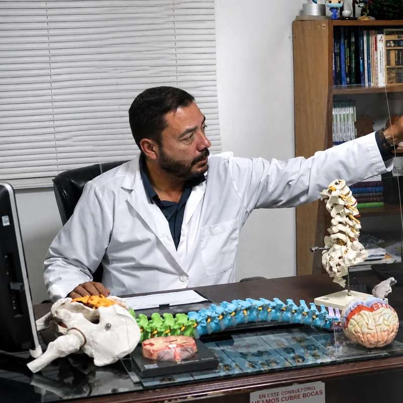 Dr. Francisco Sandoval en su consultorio de columna vertebral en Reynosa